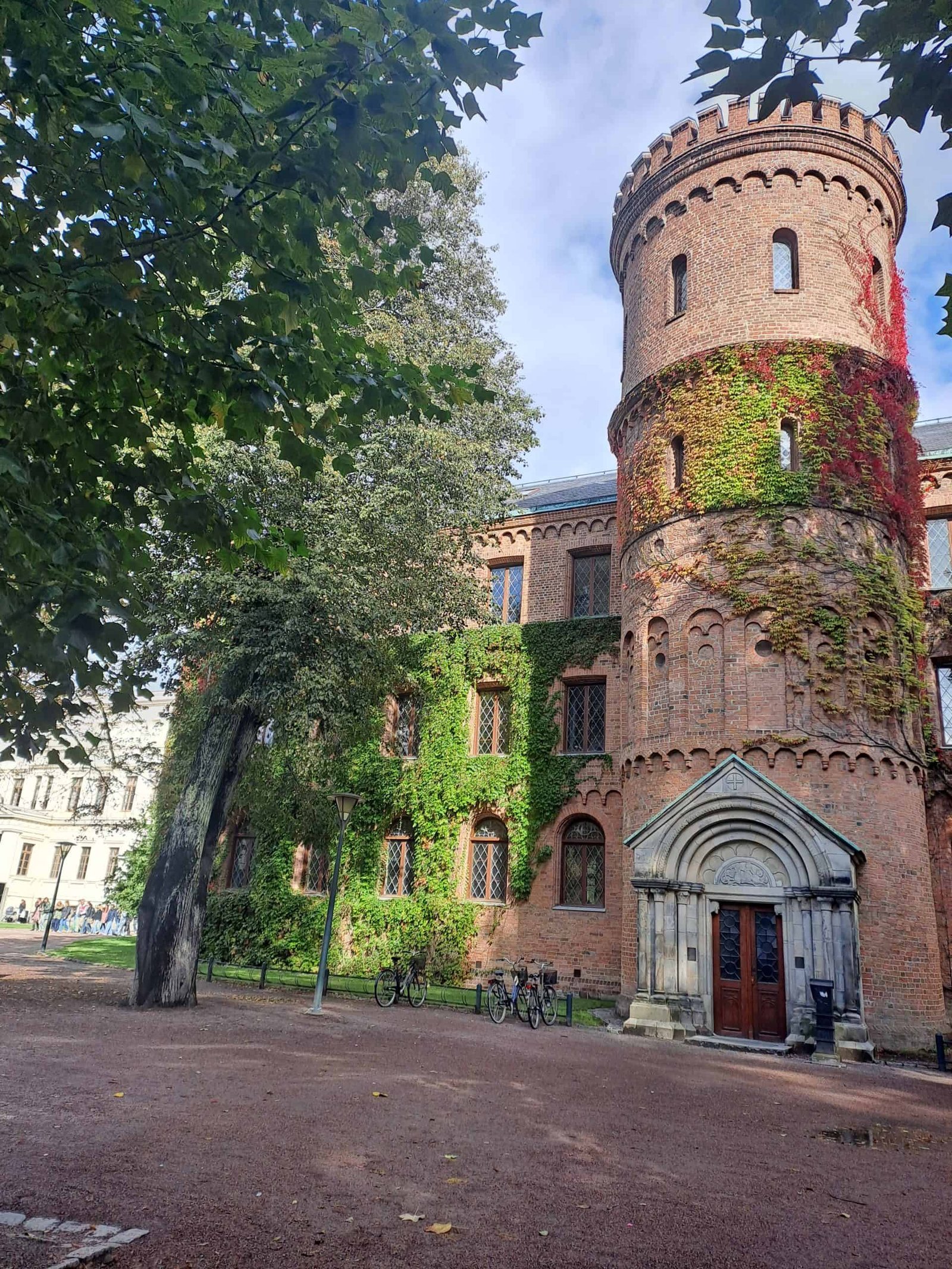Academic Foundations of TRANSFORM_EDUC at Lund University Historic university building in Lund, Sweden, surrounded by trees and ivy-covered architecture, representing the academic foundations and international research context of TRANSFORM_EDUC.